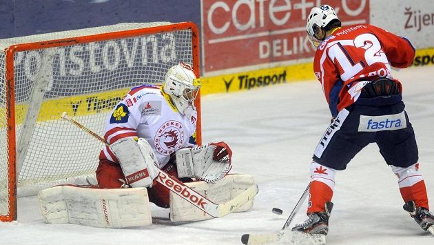 Radoslav Tybor z Pardubic se snaží překonat třineckého brankáře Petera Hamerlíka. Radoslav Tybor z Pardubic se snaží překonat třineckého brankáře Petera Hamerlíka.