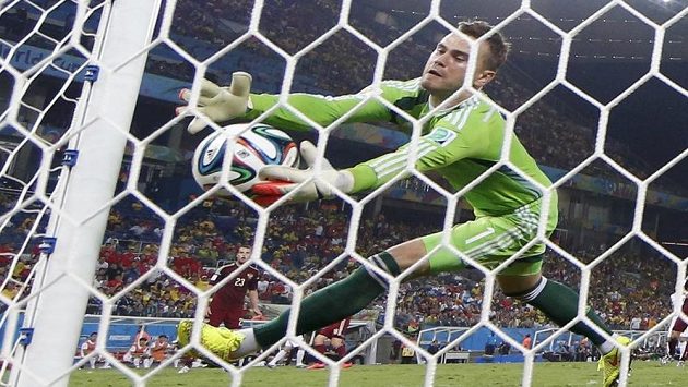 Igor Akinfejev vyrobil neskutečnou minelu... Igor Akinfejev vyrobil neskutečnou minelu...