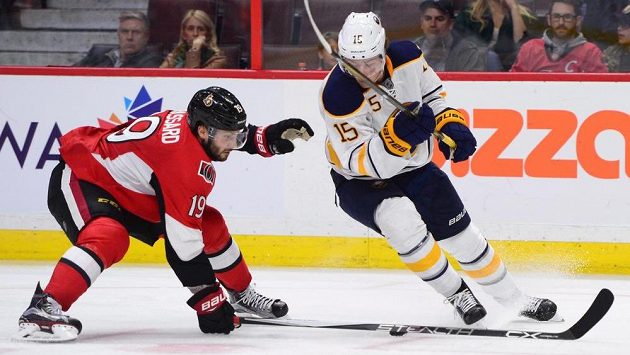 Derick Brassard (vlevo) z Ottawy v souboji s Jackem Eichelem z Buffala během přípravného utkání. Derick Brassard (vlevo) z Ottawy v souboji s Jackem Eichelem z Buffala během přípravného utkání.