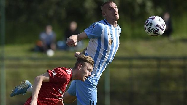 Lukáš Cienciala z Třince (vlevo) a Matěj Biolek z Prostějova. Lukáš Cienciala z Třince (vlevo) a Matěj Biolek z Prostějova.