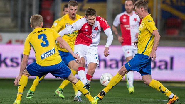 Útočník Slavie Milan Škoda v souboji se zlínskou obranou. Útočník Slavie Milan Škoda v souboji se zlínskou obranou.