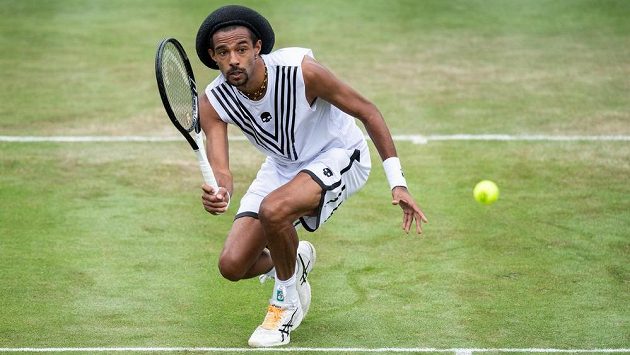 Dustin Brown během utkání s Alexanderem Zverevem, kterého překvapivě porazil. Dustin Brown během utkání s Alexanderem Zverevem, kterého překvapivě porazil.