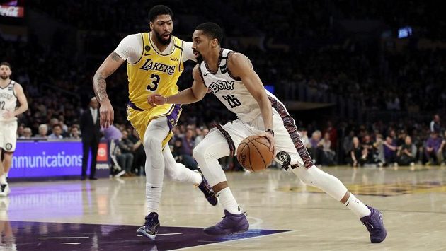 Spencer Dinwiddie (vpravo) z Brooklynu dribluje kolem Anthonyho Davise z Los Angeles Lakers. Spencer Dinwiddie (vpravo) z Brooklynu dribluje kolem Anthonyho Davise z Los Angeles Lakers.