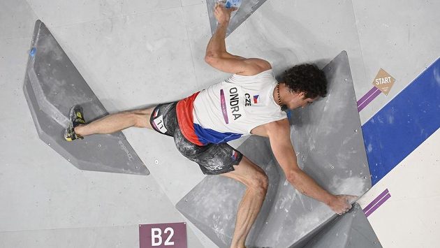 Adam Ondra během boulderingu. Adam Ondra během boulderingu.