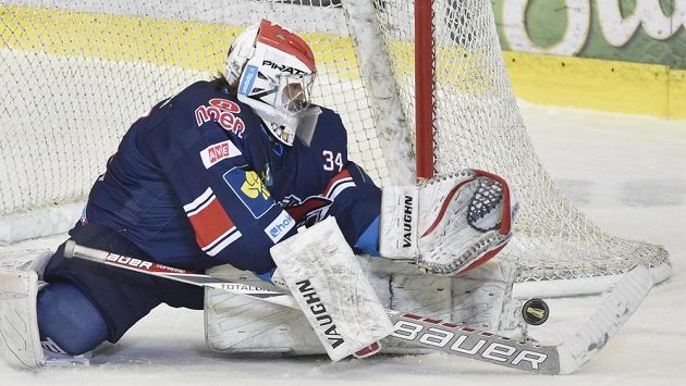 Chomutovský brankář Robert Kristan během předkola play off v Brně. Chomutovský brankář Robert Kristan během předkola play off v Brně.