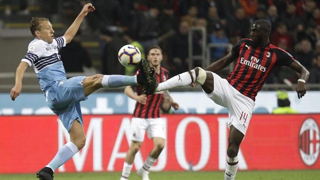 Milánský Tiemoue Bakayoko (vpravo) a Lucas Leiva z Lazia. Milánský Tiemoue Bakayoko (vpravo) a Lucas Leiva z Lazia.