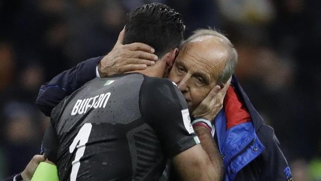 Italský trenér Gian Piero Ventura objímá brankáře Gianluigiho Buffona po prohře v baráži se Švédskem. Italský trenér Gian Piero Ventura objímá brankáře Gianluigiho Buffona po prohře v baráži se Švédskem.