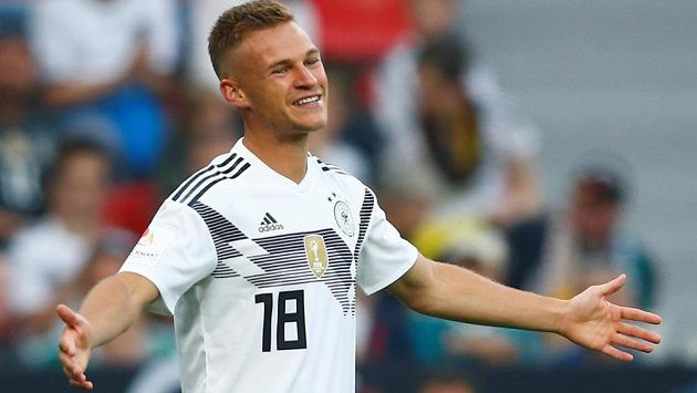 Fotbalisté Německa si před mistrovstvím světa náladu zrovna nezvedli. Nad Saúdskou Arábií vyhráli 2:1 a jen díky vlastnímu gólu soupeře. Joshua Kimmich s úsměvem gestikuluje na spoluhráče. Fotbalisté Německa si před mistrovstvím světa náladu zrovna nezvedli. Nad Saúdskou Arábií vyhráli 2:1 a jen díky vlastnímu gólu soupeře. Joshua Kimmich s úsměvem gestikuluje na spoluhráče.