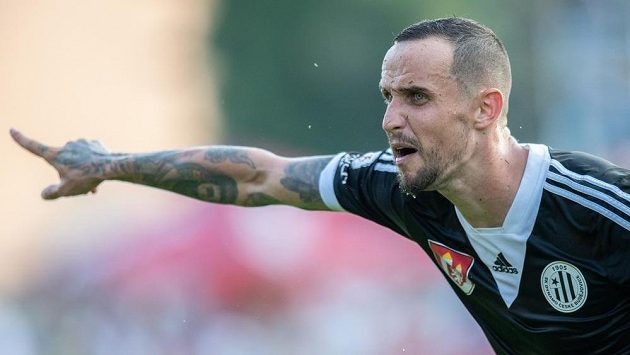 Jiří Kladrubský diriguje obranu Českých Budějovic. Jiří Kladrubský diriguje obranu Českých Budějovic.
