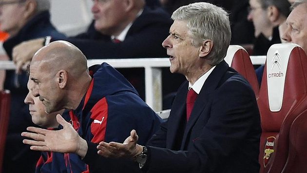 Kouč Arsenalu Arséne Wenger během utkání s Chelsea. Kouč Arsenalu Arséne Wenger během utkání s Chelsea.