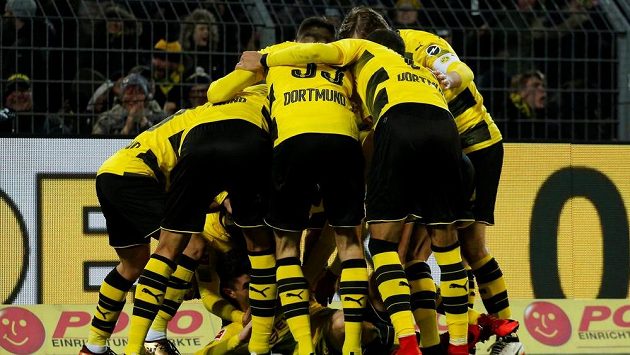 Dortmundu vystřelil vítězství nad Hoffenheimem Christian Pulisic, na kterého se po jeho brance spoluhráči "vrhli". Dortmundu vystřelil vítězství nad Hoffenheimem Christian Pulisic, na kterého se po jeho brance spoluhráči "vrhli".