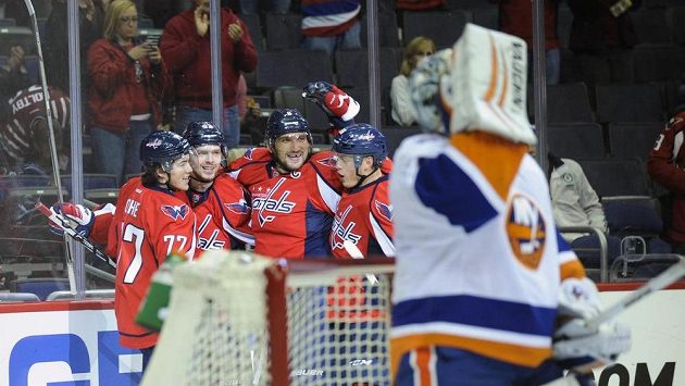 Alex Ovečkin (třetí zleva) se raduje se spoluhráči z Washingtonu z branky do sítě New York Islanders. Alex Ovečkin (třetí zleva) se raduje se spoluhráči z Washingtonu z branky do sítě New York Islanders.