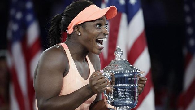 Americká tenistka Sloane Stephensová porazila ve finále US Open krajanku Madison Keysovou 6:3 a 6:0 a vyhrála první grandslamový turnaj v kariéře. Chvíle štěstí si užívala naplno a nemohla uvěřit, že má pohár pro šampiónku. Americká tenistka Sloane Stephensová porazila ve finále US Open krajanku Madison Keysovou 6:3 a 6:0 a vyhrála první grandslamový turnaj v kariéře. Chvíle štěstí si užívala naplno a nemohla uvěřit, že má pohár pro šampiónku.