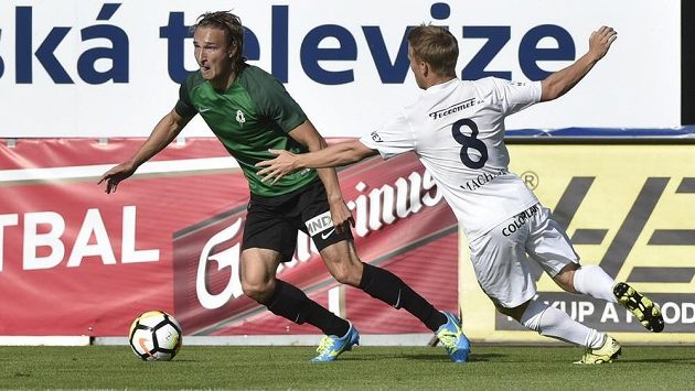 David Machalík ze Slovácka nahání Matěje Hanouska z Jablonce. David Machalík ze Slovácka nahání Matěje Hanouska z Jablonce.
