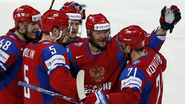 Ruský forvard Alexander Radulov (druhý zprava) slaví se spoluhráči gól proti USA. Vlevo obránci Jevgenij Birjukov (48), Ilja Nikulin (5), vpravo útočník Ilja Kovalčuk (71). Ruský forvard Alexander Radulov (druhý zprava) slaví se spoluhráči gól proti USA. Vlevo obránci Jevgenij Birjukov (48), Ilja Nikulin (5), vpravo útočník Ilja Kovalčuk (71).