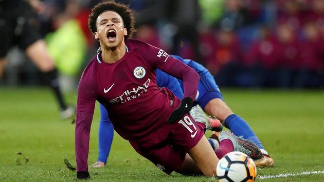 Útočník Manchesteru City Leroy Sané padá po faulu Joea Bennetta z Cardiffu. Útočník Manchesteru City Leroy Sané padá po faulu Joea Bennetta z Cardiffu.