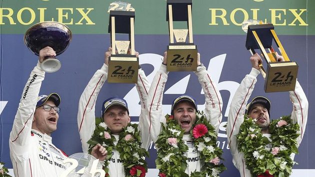 Jezdci Porsche 919 Hybrid ve složení Švýcar Neel Jani, Francouz Romain Dumas a Němec Marc Lieb se radují z vítězsví v Le Mans. Jezdci Porsche 919 Hybrid ve složení Švýcar Neel Jani, Francouz Romain Dumas a Němec Marc Lieb se radují z vítězsví v Le Mans.