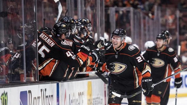 Útočník Anaheimu Ducks Ondřej Kaše slaví gól v utkání NHL proti Torontu. Nakonec ale jeho tým prohrál 1:3. Útočník Anaheimu Ducks Ondřej Kaše slaví gól v utkání NHL proti Torontu. Nakonec ale jeho tým prohrál 1:3.