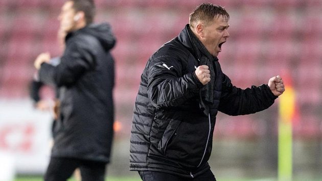 Trenér Teplic Stanislav Hejkal oslavuje vítězství nad Spartou na Letné. Trenér Teplic Stanislav Hejkal oslavuje vítězství nad Spartou na Letné.
