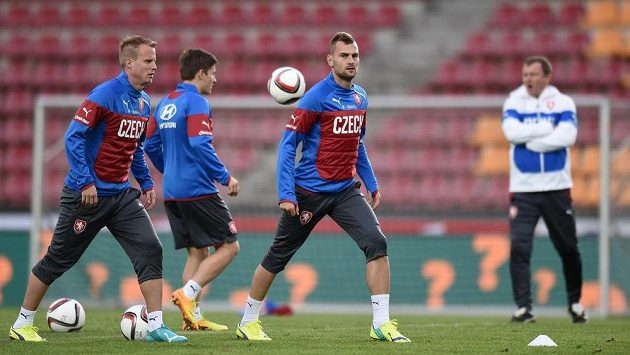 Plzeňská část reprezentace (zleva): David Limberský, Václav Pilař a Radim Řezník během tréninku. Plzeňská část reprezentace (zleva): David Limberský, Václav Pilař a Radim Řezník během tréninku.