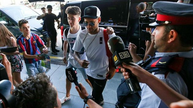 Neymar v obležení novinářů, fanoušků a policistů na letišti v Barceloně. Neymar v obležení novinářů, fanoušků a policistů na letišti v Barceloně.