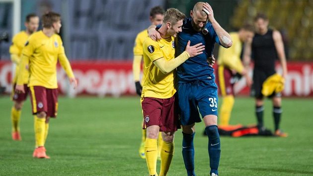 Fotbalisté Sparty Praha Jakub Brabec a David Bičík oslavují vítězství a postup během odvetného utkání play off Evropské ligy v Krasnodaru. Fotbalisté Sparty Praha Jakub Brabec a David Bičík oslavují vítězství a postup během odvetného utkání play off Evropské ligy v Krasnodaru.