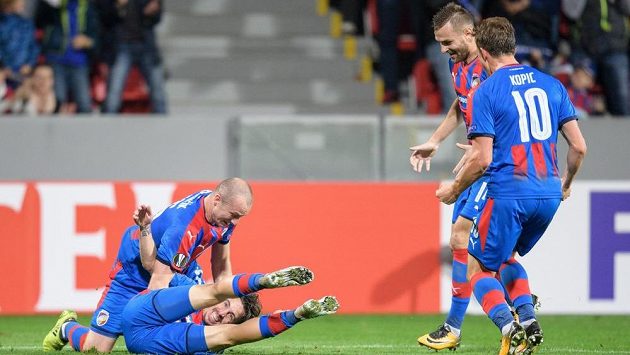 Fotbalisté Viktorie Plzeň (zleva) Milan Petržela, Michael Krmenčík, Radim Řezník a Jan Kopic oslavují gól na 1:0 během utkání s Beer Ševou. Fotbalisté Viktorie Plzeň (zleva) Milan Petržela, Michael Krmenčík, Radim Řezník a Jan Kopic oslavují gól na 1:0 během utkání s Beer Ševou.