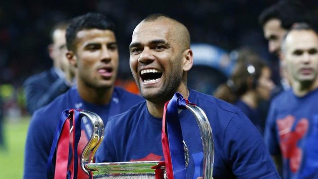 Obránce Barcelony Dani Alves zůstává v Barceloně. Obránce Barcelony Dani Alves zůstává v Barceloně.