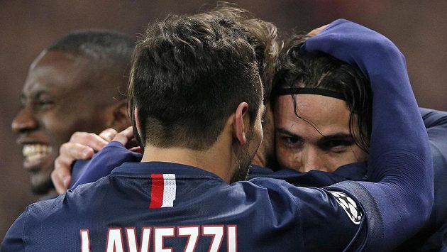 Útočník Edinson Cavani (vpravo) slaví se spoluhráčem Ezequielem Lavezzim gól v síti Chelsea. Útočník Edinson Cavani (vpravo) slaví se spoluhráčem Ezequielem Lavezzim gól v síti Chelsea.
