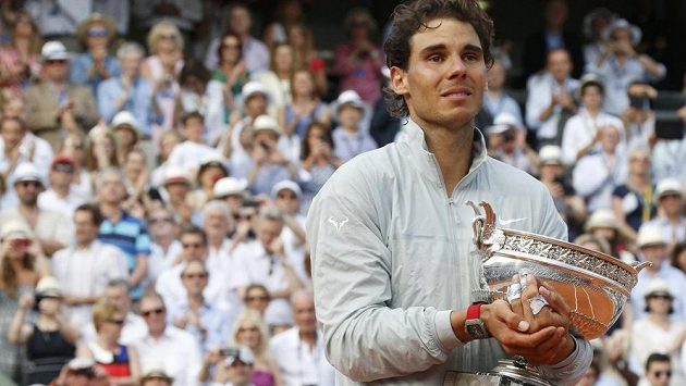 Rafael Nadal měl z devátého triumfu v Paříži slzy na krajíčku. Rafael Nadal měl z devátého triumfu v Paříži slzy na krajíčku.