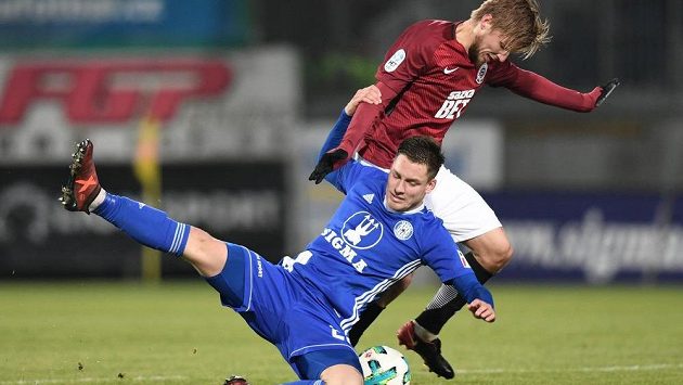 Fotbalista Sparty Martin Frýdek v souboji se soupeřem ze Sigmy Olomouc během utkání 15. kola fotbalové HET ligy. Fotbalista Sparty Martin Frýdek v souboji se soupeřem ze Sigmy Olomouc během utkání 15. kola fotbalové HET ligy.