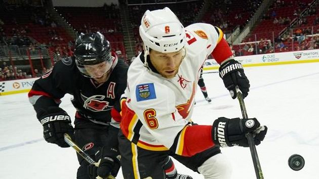 Hokejový obránce Calgary Dennis Wideman (v bílém). Hokejový obránce Calgary Dennis Wideman (v bílém).