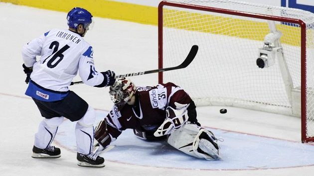 Jarkko Immonen (vlevo) překonává lotyšského brankáře Edgarse Masalskise a rozhoduje o vítězství Finska v samostatných nájezdech. Jarkko Immonen (vlevo) překonává lotyšského brankáře Edgarse Masalskise a rozhoduje o vítězství Finska v samostatných nájezdech.