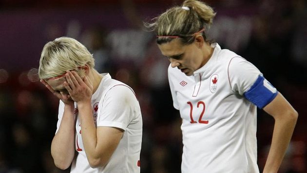 Zklamané kanadské fotbalistky Sophie Schmidtová (vlevo) a Christine Sinclairová po semifinálové prohře s USA Zklamané kanadské fotbalistky Sophie Schmidtová (vlevo) a Christine Sinclairová po semifinálové prohře s USA