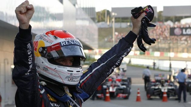 Němec Sebastian Vettel se raduje po vítězství v japonské Suzuce. Němec Sebastian Vettel se raduje po vítězství v japonské Suzuce.