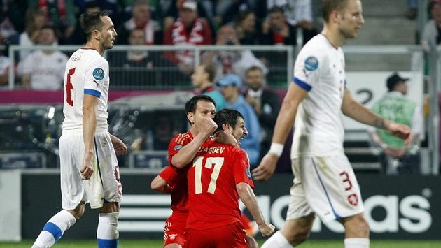 Alan Dzagojev se raduje ze své druhé trefy v utkání, výraz Michala Kadlece (vpravo) a Tomáše Sivoka svědčí o všem Alan Dzagojev se raduje ze své druhé trefy v utkání, výraz Michala Kadlece (vpravo) a Tomáše Sivoka svědčí o všem