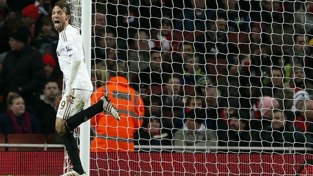 Útočník Swansea Miguel Michu se raduje ze vstřelení branky do sítě Arsenalu Londýn. Útočník Swansea Miguel Michu se raduje ze vstřelení branky do sítě Arsenalu Londýn.