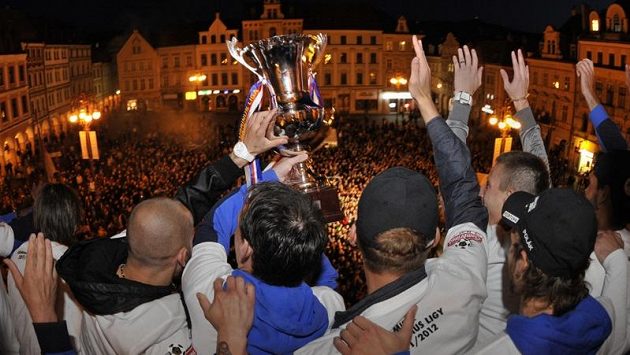 Fotbalisté Liberce na balkonu radnice slaví s fanoušky na náměstí zisk mistrovského titulu. Fotbalisté Liberce na balkonu radnice slaví s fanoušky na náměstí zisk mistrovského titulu.