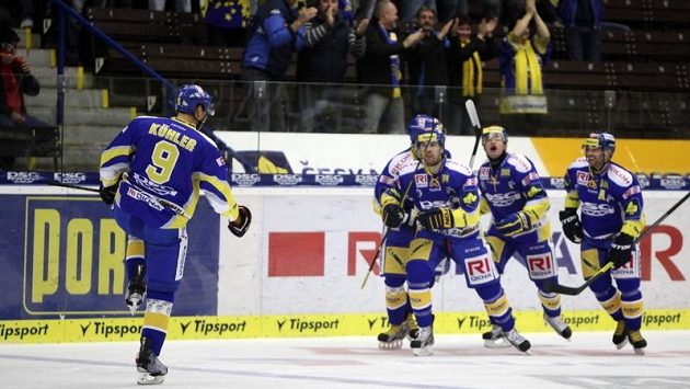 Hokejisté Zlína se radují ze vstřelení gólu proti Kometě Brno. Vlevo zády je Bedřich Köhler. Hokejisté Zlína se radují ze vstřelení gólu proti Kometě Brno. Vlevo zády je Bedřich Köhler.