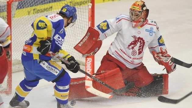 Marek Melenovský ze Zlína (vlevo) a třinecký brankář Peter Hamerlík v souboji ve druhém zápase předkola play-off. Marek Melenovský ze Zlína (vlevo) a třinecký brankář Peter Hamerlík v souboji ve druhém zápase předkola play-off.