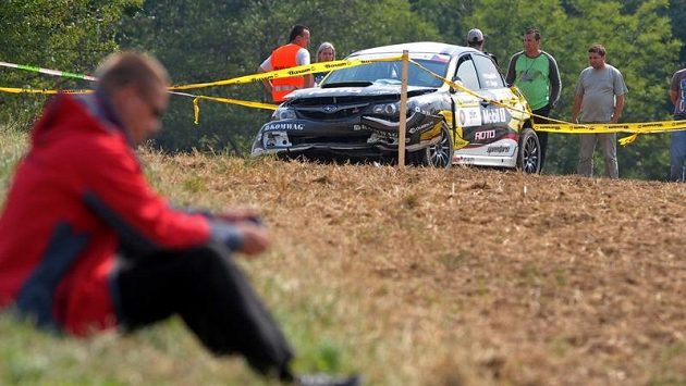 Zlínskou Barum rallye předčasně ukončila smrt jednoho z diváků ve třinácté rychlostní zkoušce. Vůz Subaru Impreza posádky Václava Kopáčka a Tomáše Singera vyletěl z trati a skončil mezi fanoušky. Zlínskou Barum rallye předčasně ukončila smrt jednoho z diváků ve třinácté rychlostní zkoušce. Vůz Subaru Impreza posádky Václava Kopáčka a Tomáše Singera vyletěl z trati a skončil mezi fanoušky.