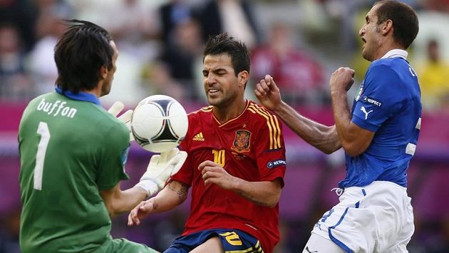 Španěl Cesc Fábregas (uprostřed) atakuje italského gólmana Gianluigiho Buffona. Španěl Cesc Fábregas (uprostřed) atakuje italského gólmana Gianluigiho Buffona.
