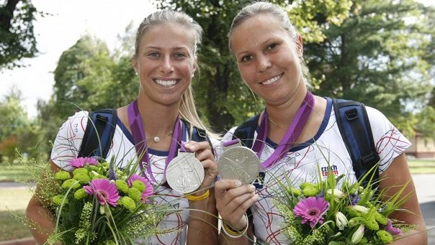 Tenistky Andrea Hlaváčková (vlevo) s Lucií Hradeckou se chlubí stříbrem z olympijského deblu Tenistky Andrea Hlaváčková (vlevo) s Lucií Hradeckou se chlubí stříbrem z olympijského deblu