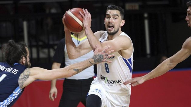 Hotovo. Čeští basketbalisté završili vítězně náročnou cestu olympijskou kvalifikací ve Victorii, když ve finále rozdrtili Řecko 97:72. Ke koši se úspěšně probíjí Tomáš Satoranský. Hotovo. Čeští basketbalisté završili vítězně náročnou cestu olympijskou kvalifikací ve Victorii, když ve finále rozdrtili Řecko 97:72. Ke koši se úspěšně probíjí Tomáš Satoranský.