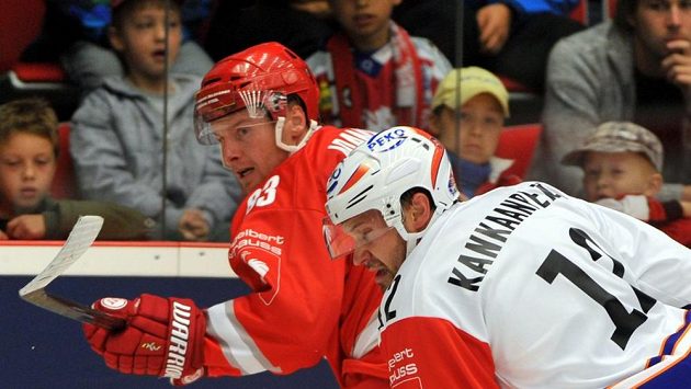 Třinecký útočník Martin Adamský (vlevo) a Markus Kankaanperä z Tampere. Třinecký útočník Martin Adamský (vlevo) a Markus Kankaanperä z Tampere.