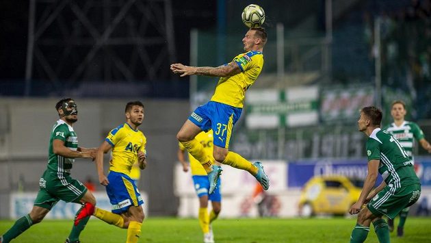Zleva Josef Jindřišek z Bohemians, Patrik Žitný z Teplic, Jakub Řezníček z Teplic a Daniel Krch z Bohemians. Zleva Josef Jindřišek z Bohemians, Patrik Žitný z Teplic, Jakub Řezníček z Teplic a Daniel Krch z Bohemians.