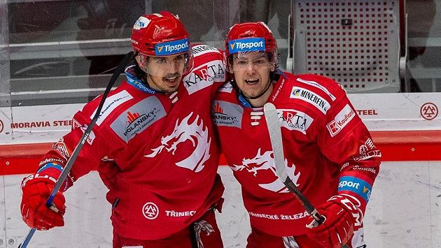 Zleva Matěj Stránský a Michal Kovařčík z Třince se radují z gólu proti Českým Budějovicím. Zleva Matěj Stránský a Michal Kovařčík z Třince se radují z gólu proti Českým Budějovicím.