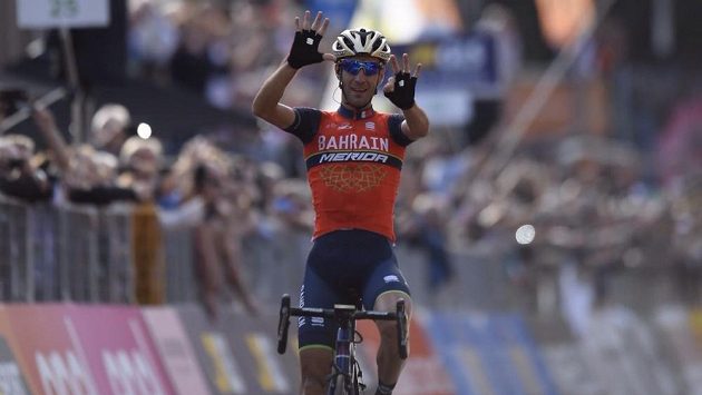 Vincenzo Nibali slaví triumf v klasice Kolem Lombardie. Vincenzo Nibali slaví triumf v klasice Kolem Lombardie.