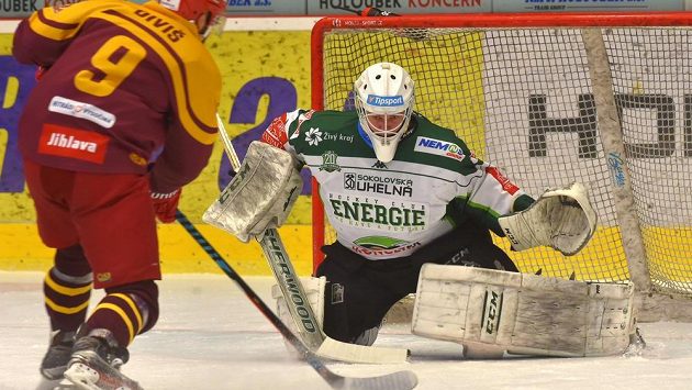 Jihlavský Richard Diviš střílí v poslední minutě první třetiny Tomáši Závorkovi v brance Karlových Varů vyrovnávací gól na 1:1 v utkání 1. kola baráže o hokejovou extraligu. Jihlavský Richard Diviš střílí v poslední minutě první třetiny Tomáši Závorkovi v brance Karlových Varů vyrovnávací gól na 1:1 v utkání 1. kola baráže o hokejovou extraligu.