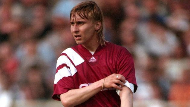 Útočník Sparty Horst Siegl v sezóně 1993/94. Útočník Sparty Horst Siegl v sezóně 1993/94.